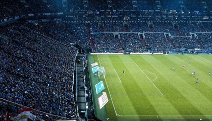 开云体育登录-极光下的双雄会，2026世界杯焦点战，冰岛冰火防线难挡德布劳内神级调度